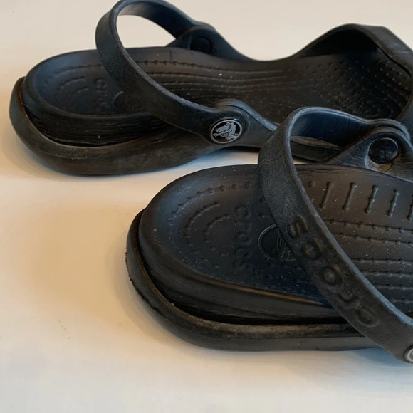 Crocs sandals woman’s size 6 black  with adjustable strap - Picture 4 of 9